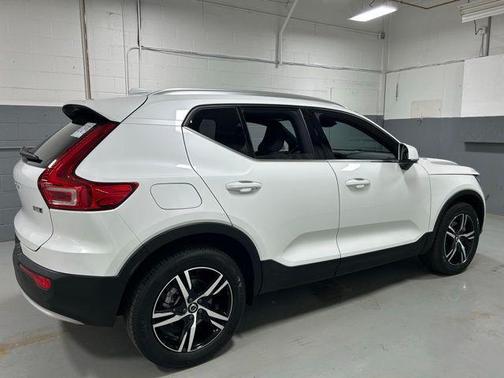 Crystal White Pearl 2025 Volvo XC40 B5 Core Bright Theme