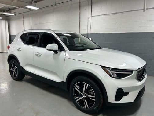 Crystal White Pearl 2025 Volvo XC40 B5 Core Bright Theme