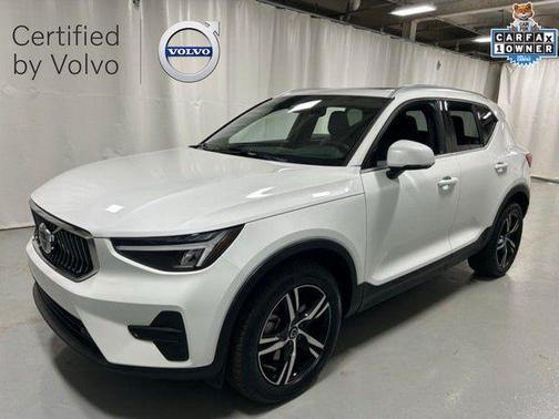 Crystal White Pearl 2025 Volvo XC40 B5 Core Bright Theme