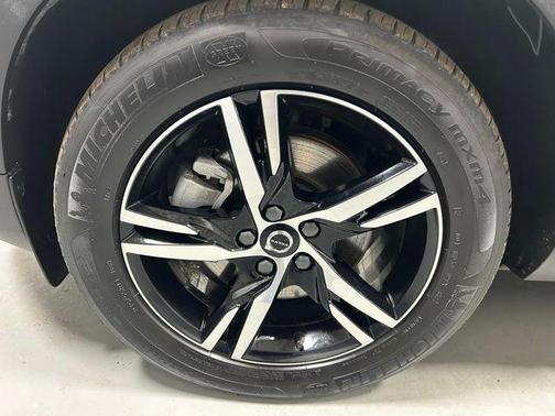 Crystal White Pearl 2025 Volvo XC40 B5 Core Bright Theme