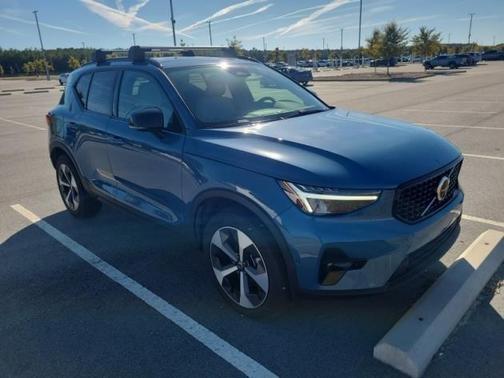 2025 Volvo XC40 B5 Plus Dark Theme
