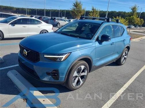 2025 Volvo XC40 B5 Plus Dark Theme