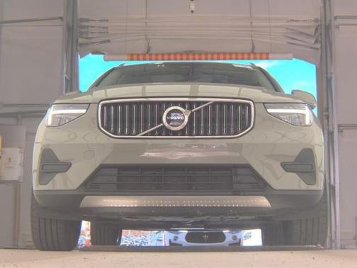 2025 Volvo XC40 B5 Core Bright Theme