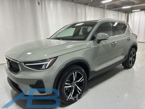 2025 Volvo XC40 B5 Core Bright Theme