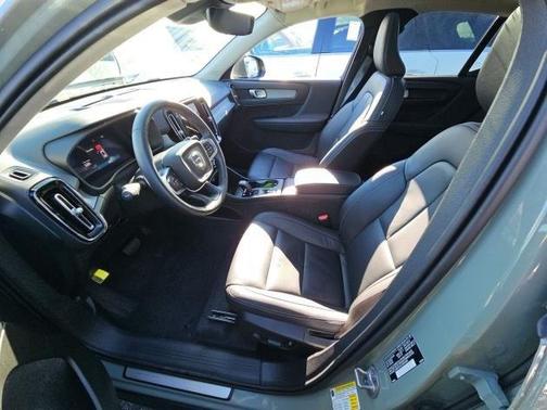 2025 Volvo XC40 B5 Core Bright Theme