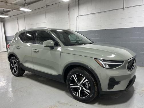 2025 Volvo XC40 B5 Core Bright Theme