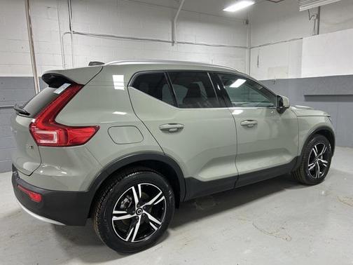 2025 Volvo XC40 B5 Core Bright Theme