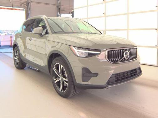 2025 Volvo XC40 B5 Core Bright Theme