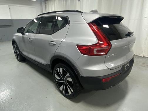 2025 Volvo XC40 B5 Plus Dark Theme