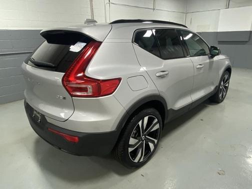 2025 Volvo XC40 B5 Plus Dark Theme