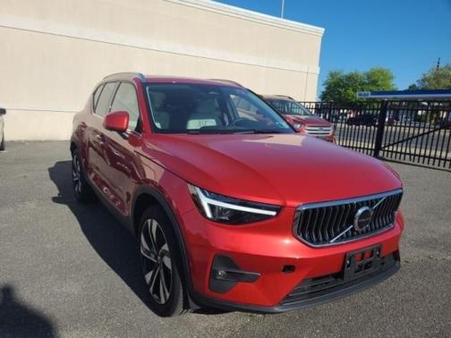 2024 Volvo XC40 B5 Ultimate Bright Theme