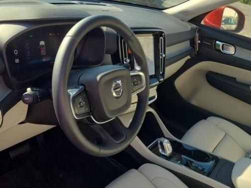 2024 Volvo XC40 B5 Ultimate Bright Theme