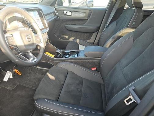 2025 Volvo XC40 B5 Plus Dark Theme