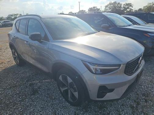 2025 Volvo XC40 B5 Plus Dark Theme