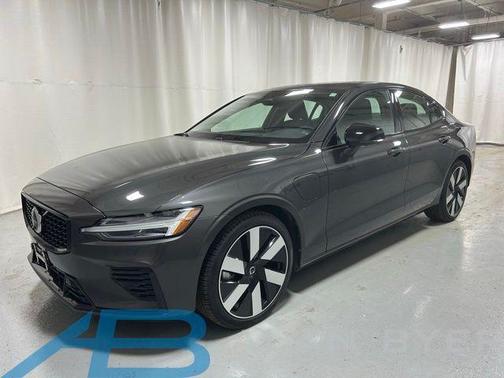 2025 Volvo S60 Plug-In Hybrid T8 Plus