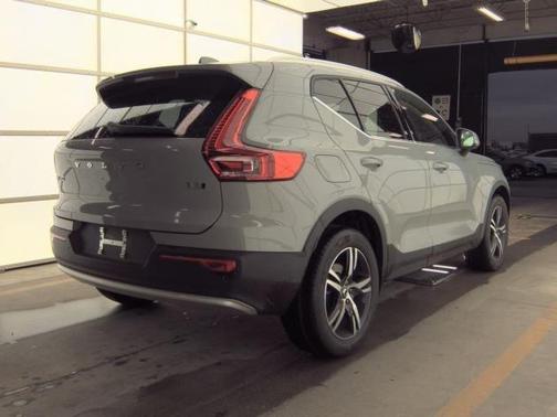 2025 Volvo XC40 B5 Core Bright Theme