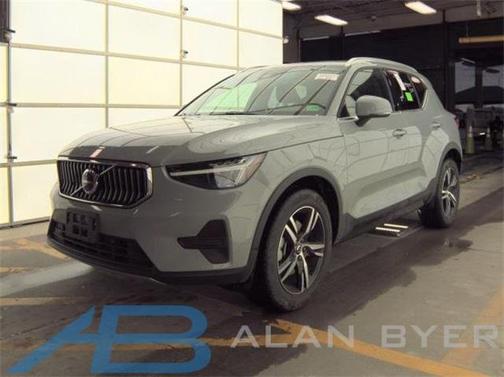2025 Volvo XC40 B5 Core Bright Theme