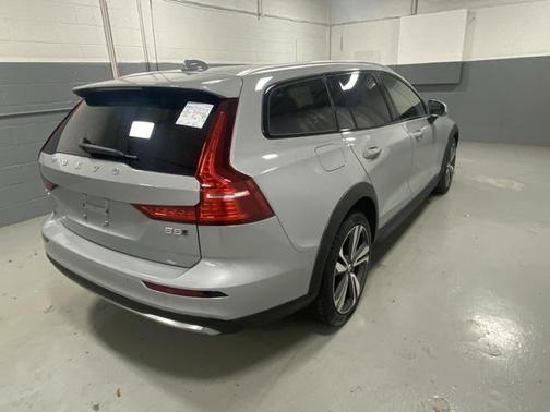 2025 Volvo V60 Cross Country B5 Plus