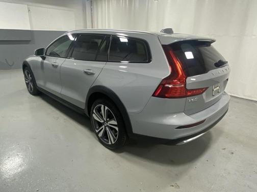 2025 Volvo V60 Cross Country B5 Plus