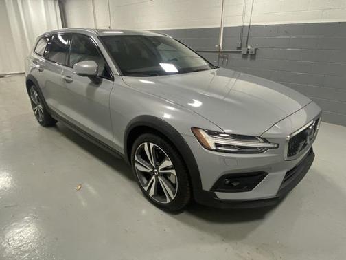 2025 Volvo V60 Cross Country B5 Plus