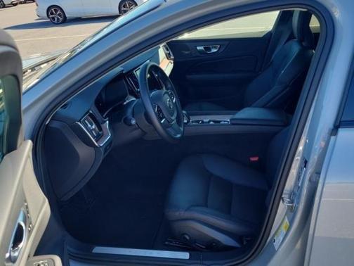 2025 Volvo V60 Cross Country B5 Plus