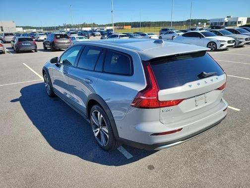 2025 Volvo V60 Cross Country B5 Plus