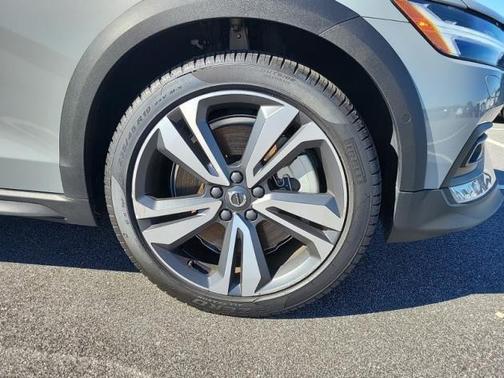 2025 Volvo V60 Cross Country B5 Plus