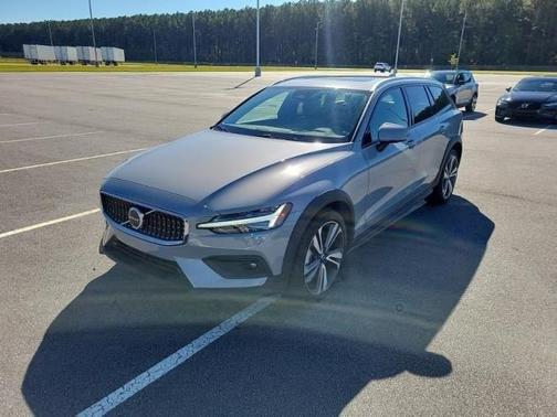 2025 Volvo V60 Cross Country B5 Plus