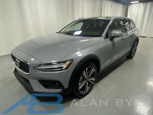 2025 Volvo V60 Cross Country B5 Plus