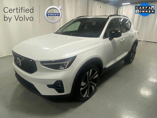 2025 Volvo XC40 B5 Plus Dark Theme