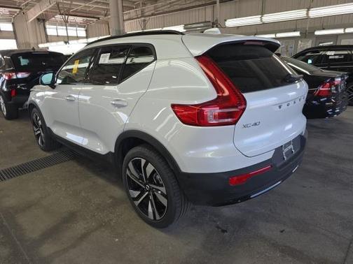 2025 Volvo XC40 B5 Plus Dark Theme