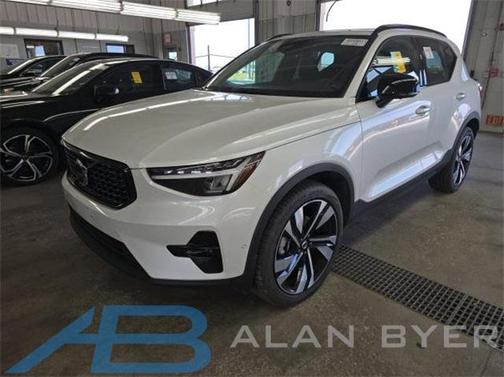 2025 Volvo XC40 B5 Plus Dark Theme