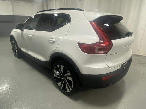 2025 Volvo XC40 B5 Plus Dark Theme