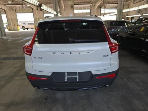 2025 Volvo XC40 B5 Plus Dark Theme