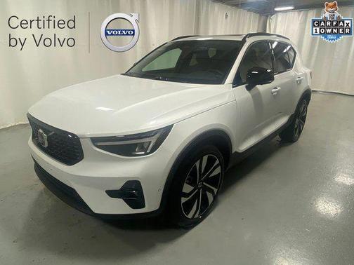 Crystal White 2025 Volvo XC40 B5 Plus Dark Theme