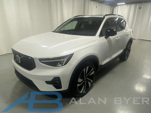 2025 Volvo XC40 B5 Plus Dark Theme