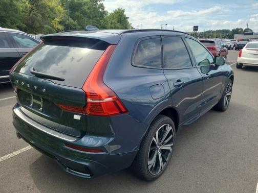 2024 Volvo XC60 Recharge Plug-In Hybrid T8 Ultimate Dark Theme