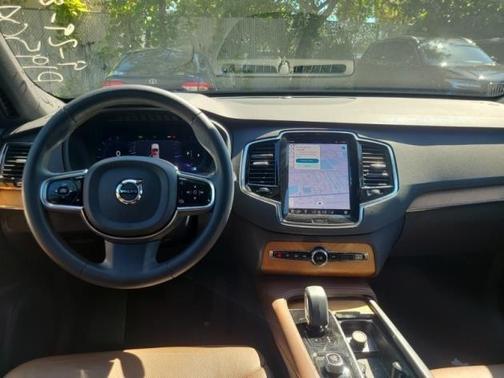2023 Volvo XC90 B5 Plus