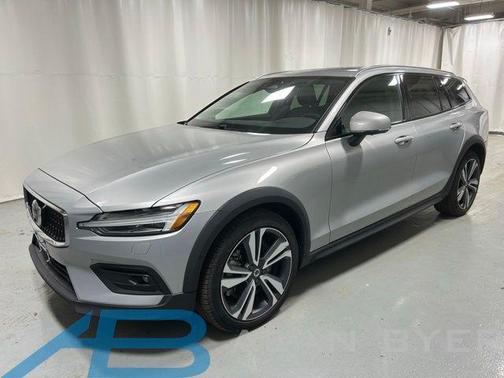 2025 Volvo V60 Cross Country Plus, B5 AWD Gas (mild hybrid)