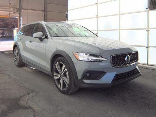 2025 Volvo V60 Cross Country Plus, B5 AWD Gas (mild hybrid)