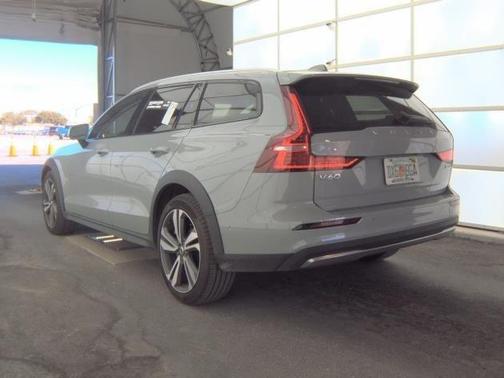 2025 Volvo V60 Cross Country Plus, B5 AWD Gas (mild hybrid)