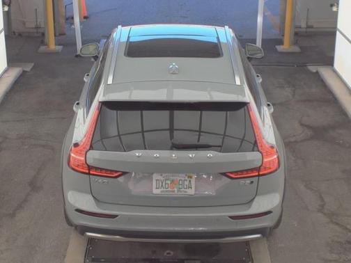 2025 Volvo V60 Cross Country Plus, B5 AWD Gas (mild hybrid)