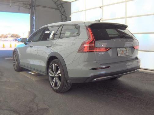2025 Volvo V60 Cross Country Plus, B5 AWD Gas (mild hybrid)