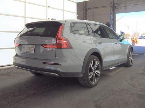 2025 Volvo V60 Cross Country Plus, B5 AWD Gas (mild hybrid)