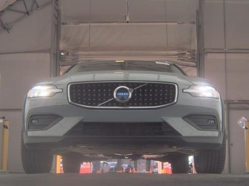 2025 Volvo V60 Cross Country Plus, B5 AWD Gas (mild hybrid)