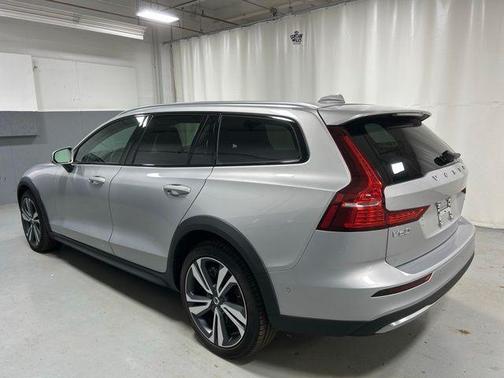 2025 Volvo V60 Cross Country Plus, B5 AWD Gas (mild hybrid)