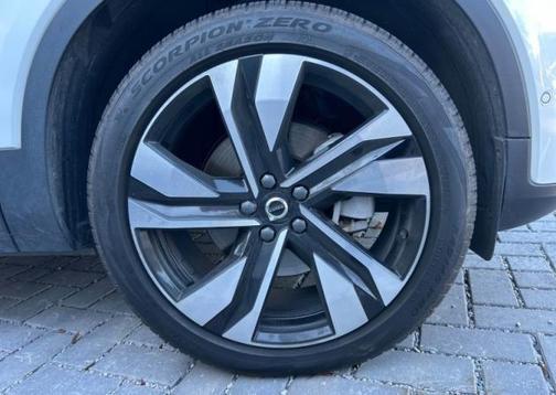 2025 Volvo XC40 B5 Plus Bright Theme