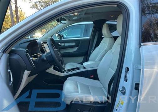 2025 Volvo XC40 B5 Plus Bright Theme