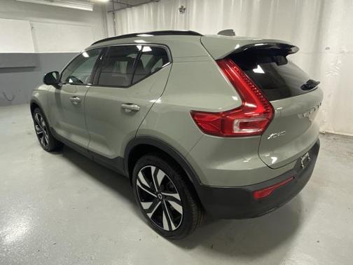 2024 Volvo XC40 B5 Plus Dark Theme