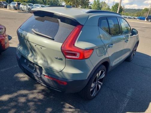 2024 Volvo XC40 B5 Plus Dark Theme